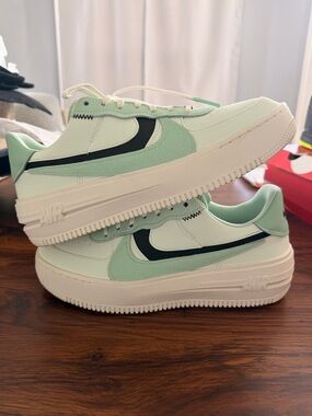 Nike Women’s Platform AF1